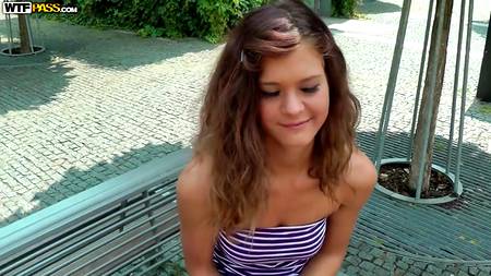 Порно агент запикапил и трахнул на улице няшную сучку от первого лица