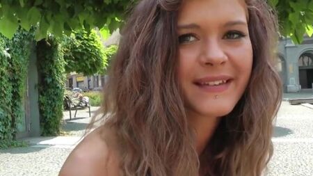 Порно агент запикапил и трахнул на улице няшную сучку от первого лица