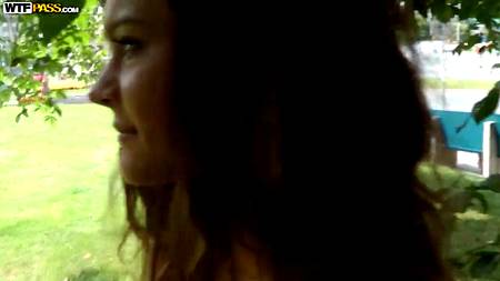 Порно агент запикапил и трахнул на улице няшную сучку от первого лица