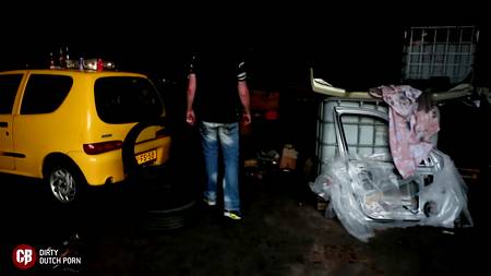 Рыжеволосая бестия глубоко отсасывает большие члены у толпы мужиков