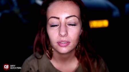 Рыжеволосая бестия глубоко отсасывает большие члены у толпы мужиков