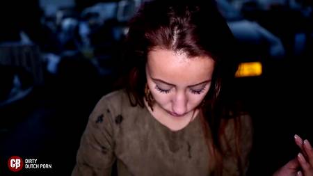 Рыжеволосая бестия глубоко отсасывает большие члены у толпы мужиков