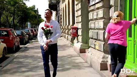 Закованная в цепи сучка ощутила очком мощный мужской болт