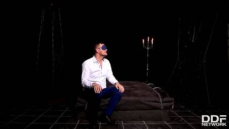 Закованная в цепи сучка ощутила очком мощный мужской болт