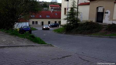 Старый автомеханик трахнул за долг молоденькую блондинку