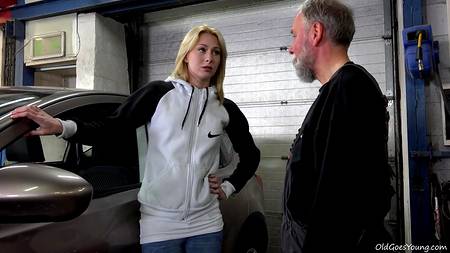 Старый автомеханик трахнул за долг молоденькую блондинку