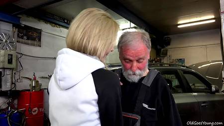 Старый автомеханик трахнул за долг молоденькую блондинку