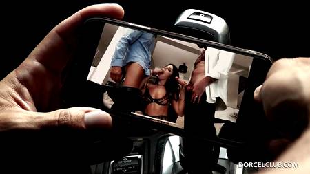 Два мужика ебут во все щели сексапильную темноволосую куколку