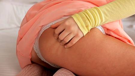 Молодые девчонки наслаждаются первым лесбийским сексом