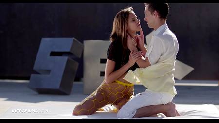 Красивое порно на улице с очень привлекательной худенькой девушкой