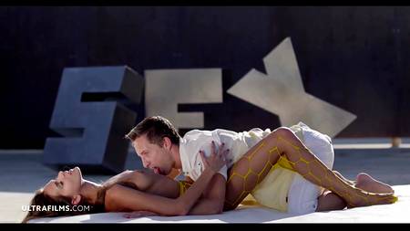 Красивое порно на улице с очень привлекательной худенькой девушкой