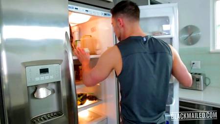 Молодой хахаль дрючит горячую милфу в рот и жопу