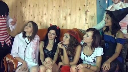 Красотки наслаждаются двойным проникновением на порно вечеринке