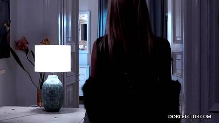 Красотка наслаждается двойным проникновением толстых членов