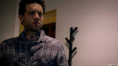 Отымел миниатюрную блондинку и мощно кончил ей на лицо