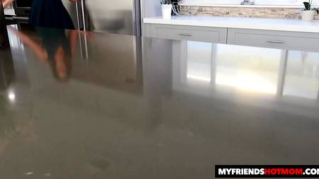 Милфа запрыгнула волосатой пиздой на крепкий болт накаченного мужика