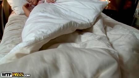 Девчонка с косичками объездила утренний стояк проснувшегося бойфренда