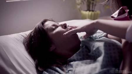 Медбрат дрючит в больнице двух нимфоманок с огромными сиськами