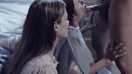 Медбрат дрючит в больнице двух нимфоманок с огромными сиськами