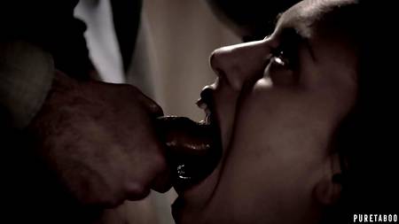 Красивая девушка жадно высосала их хахаля всю сперму