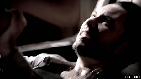 Красивая девушка жадно высосала их хахаля всю сперму