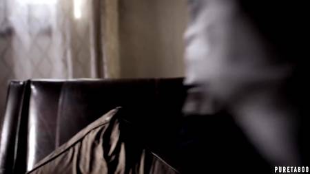 Красивая девушка жадно высосала их хахаля всю сперму