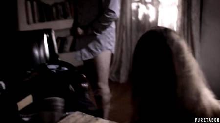 Красивая девушка жадно высосала их хахаля всю сперму