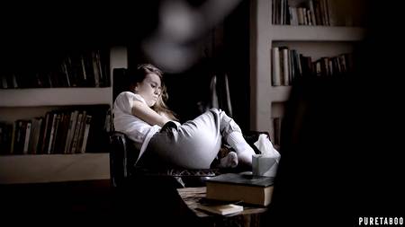 Красивая девушка жадно высосала их хахаля всю сперму