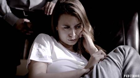 Красивая девушка жадно высосала их хахаля всю сперму