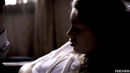 Красивая девушка жадно высосала их хахаля всю сперму