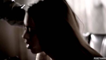 Красивая девушка жадно высосала их хахаля всю сперму