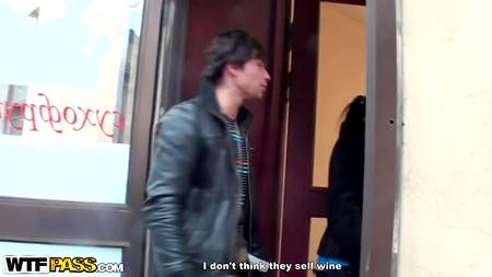 Русские самцы со всех сторон ебут симпатичную телку с маленькой грудью