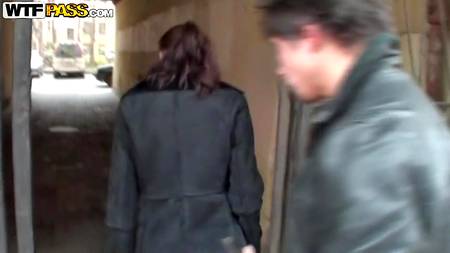 Русские самцы со всех сторон ебут симпатичную телку с маленькой грудью