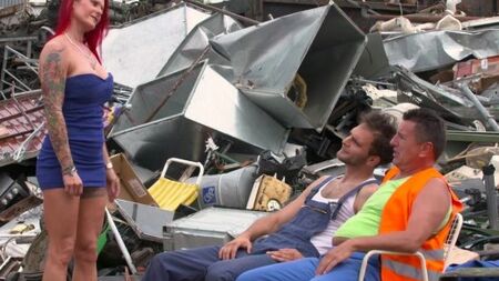 Два мужика отымели на работе длинноногую зрелую нимфоманку