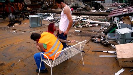 Два мужика отымели на работе длинноногую зрелую нимфоманку