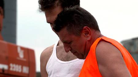 Два мужика отымели на работе длинноногую зрелую нимфоманку