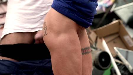 Два мужика отымели на работе длинноногую зрелую нимфоманку