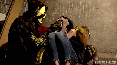 Мужик в маске жестко насилует в гараже связанную сучку