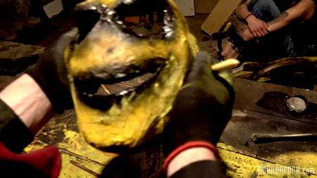 Мужик в маске жестко насилует в гараже связанную сучку