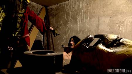 Мужик в маске жестко насилует в гараже связанную сучку