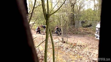 Мужик в маске жестко насилует в гараже связанную сучку