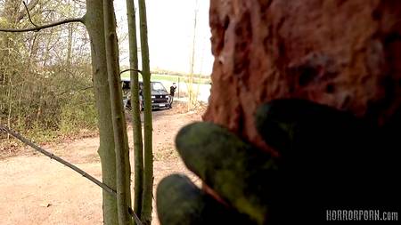 Мужик в маске жестко насилует в гараже связанную сучку