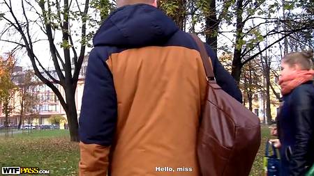 Русские ухажеры запикапили и трахнули в сауне худенькую брюнетку