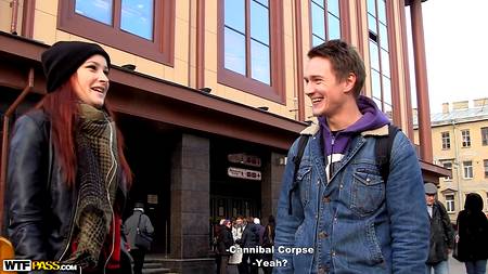 Русские ухажеры запикапили и трахнули в сауне худенькую брюнетку