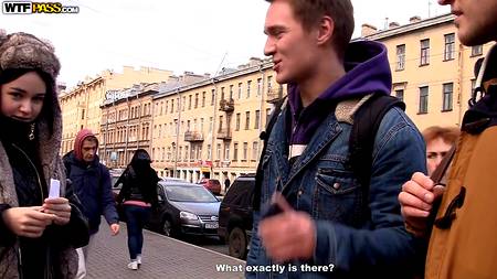 Русские ухажеры запикапили и трахнули в сауне худенькую брюнетку