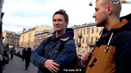 Русские ухажеры запикапили и трахнули в сауне худенькую брюнетку