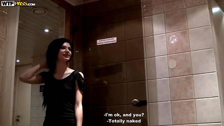 Русские ухажеры запикапили и трахнули в сауне худенькую брюнетку