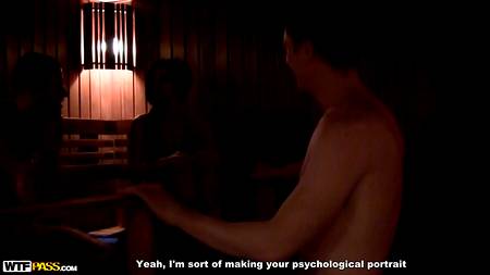 Русские ухажеры запикапили и трахнули в сауне худенькую брюнетку