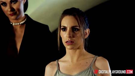 Кавалер страстно пердолит в разных позах двух роскошных брюнеток