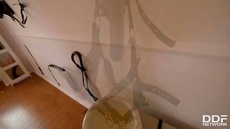 Качок жестко отымел в жопу и обоссал хорошенькую сучку